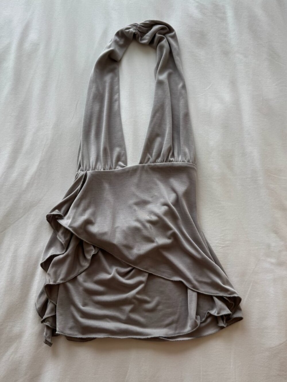 With Jéan Alix halter -gray halter crop top with ruffled detail
